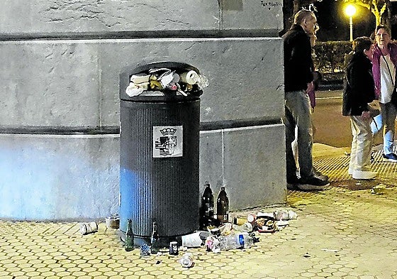 Denuncia Elena Vicente: «Llegas a San Sebastián en el tren o el autobús y cruzas el puente de María Cristina y con la intención de llegar hasta el centro de la ciudad. Eso sí, antes tienes que pararte en un semáforo que está situado al lado de esta papelera, con más basura fuera que dentro. ¿Cómo es posible que la ciudad reciba así a muchos de sus vecinos y visitantes».