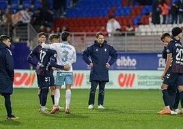 Beñat San José, incréculo al final del partiodo, mientras los jugadores del Zaragoza consuelan a los del Eibar
