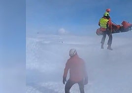 Un momento del rescate del cuerpo del pastor de 77 años en Urbia. .