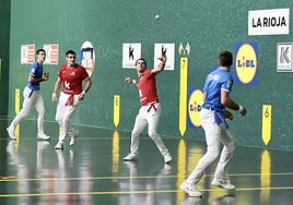 Altuna III se dispone a golpear la pelota de volea.