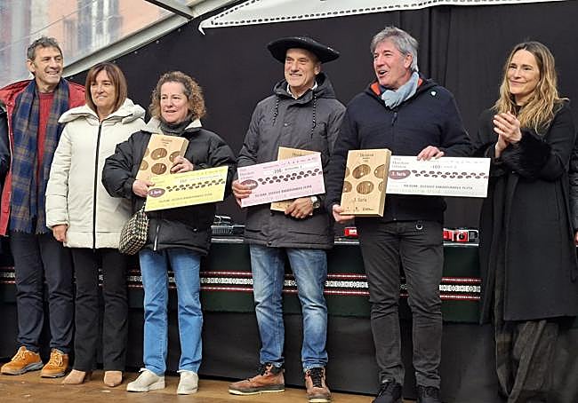 Los ganadores de la presente edición del Concurso de Productores de Alubia de Tolosa. En el centro, Alberto Labaka Elola, de Albiztur.