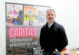 Jose Emilio Lafuente posa en un despacho en la sede de Cáritas en Donosita.