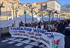 Manifestantes por la calle de Tolosa