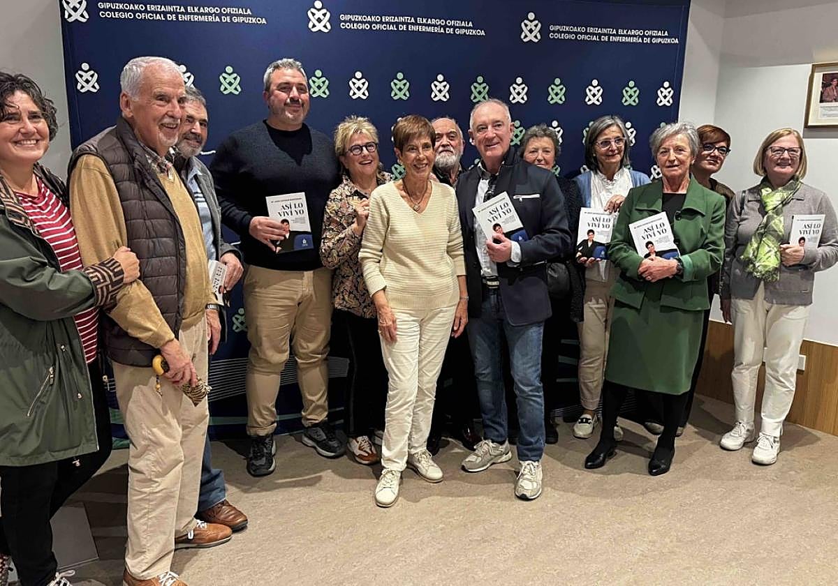 Representantes del Colegio de Enfermería y familiares de María Jesús Zapirain, en la presentación del libro.