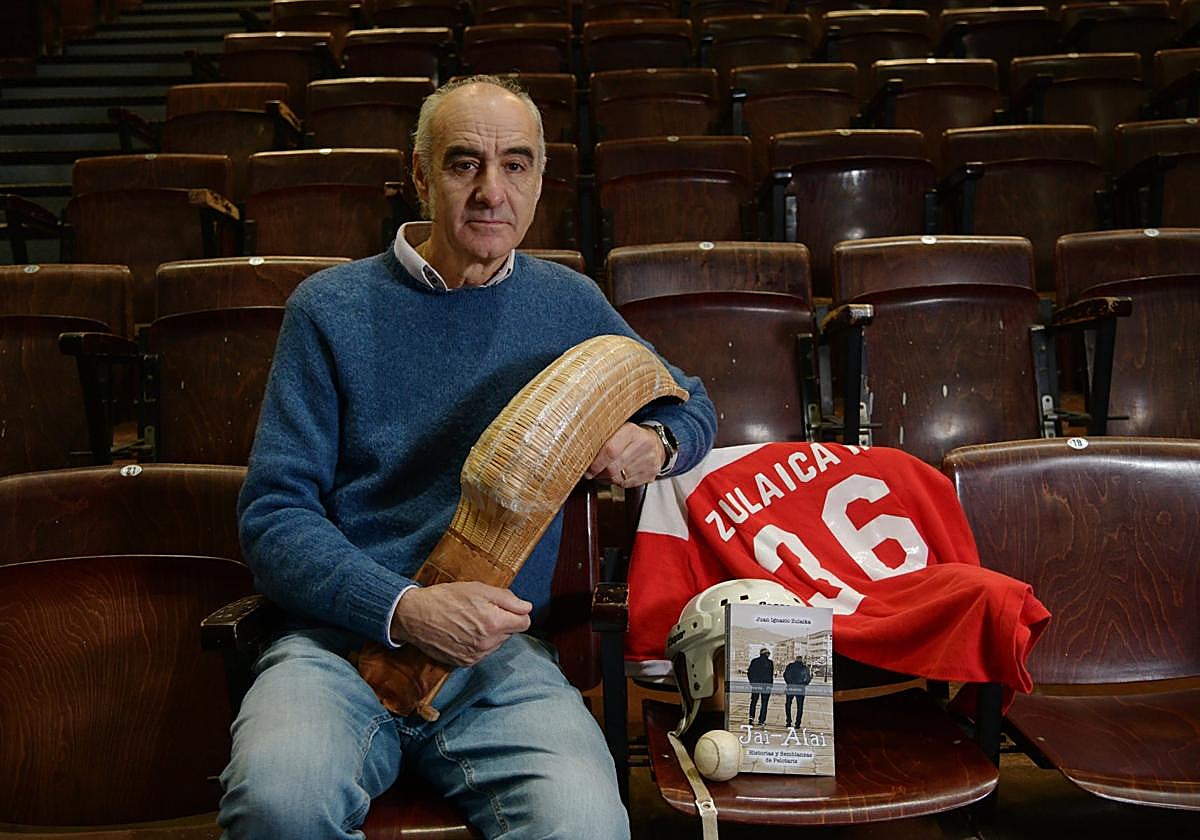 Juan Ignazio Zulaika, en el Carmelo Balda con la cesta, la camiseta con su apellido, el casco, la pelota y el libro que acaba de publicar.