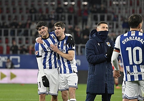 Un sonriente Jon Martín celebra con Aritz el tirunfo del sábado de la Real en El Sadar.