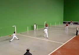 Pelotaris disputan un partido de paxaka.