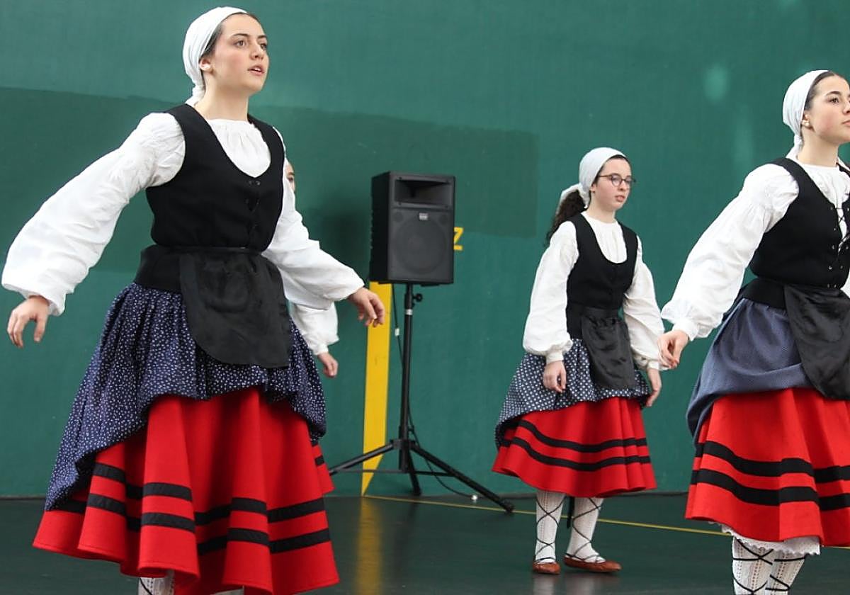 Dantza taldeak urtero ospatu ohi duen Itsasi Egunaren artxiboko irudia.