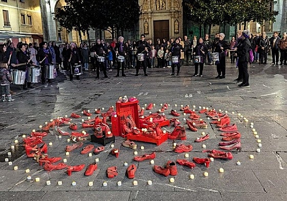 Zapatos rojos en recuerdo de las víctimas de la violencia machista, el pasado año en Kalegoen plaza.