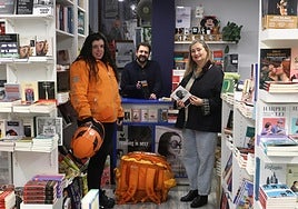 El proceso. María Rastrilla (repartidora), Adolfo López Chocarro (librero) y Ainhoa López Zugasti (lectora) se reunieron en la librería Zubieta.