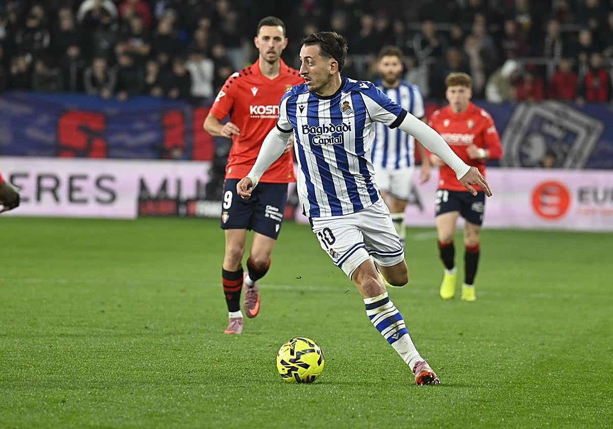 Oyarzabal conduce el balón ante Osasuna en El Sadar.