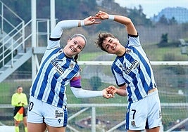 Nerea y Lucía Pardo celebran el tanto de la tolosarra.