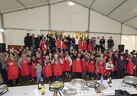 La totalidad de los concursantes, junto al jurado y las autoridades, han posado juntos mostrando que la tradición del concurso de bacalao se mantiene muy viva, en Eibar.