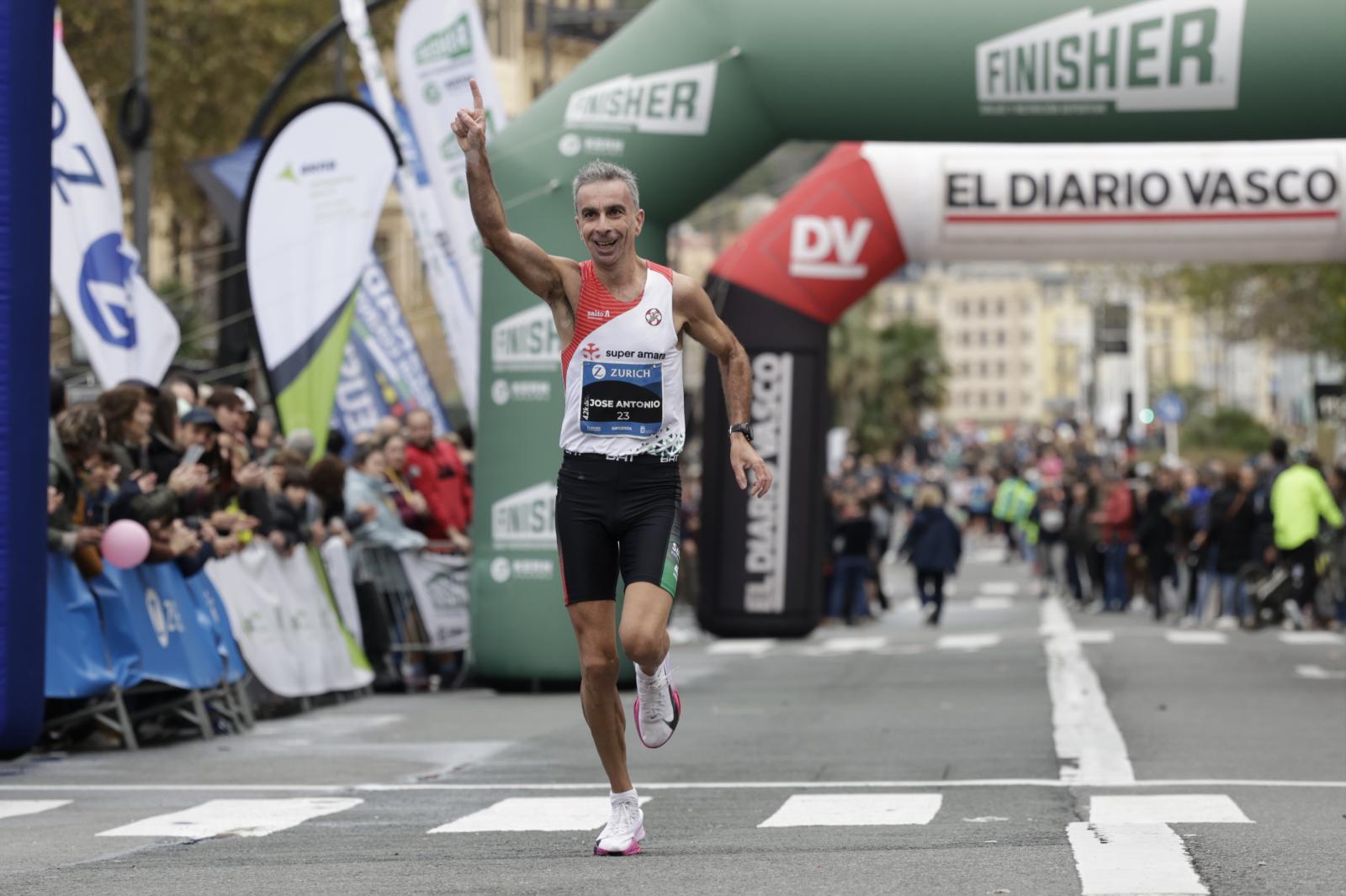 Los 42 kilómetros de la Zurich Maratón, en imágenes