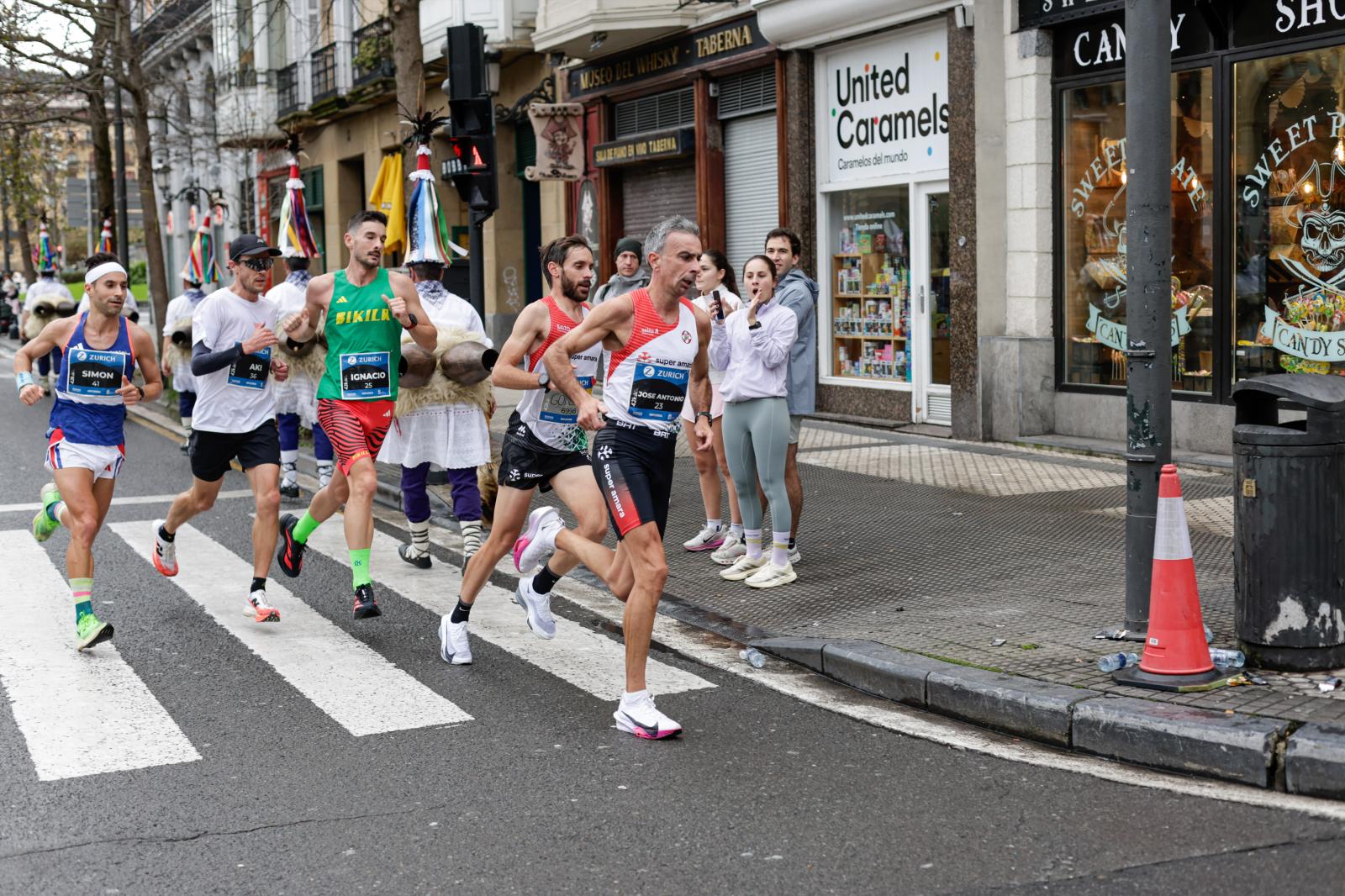 Los 42 kilómetros de la Zurich Maratón, en imágenes