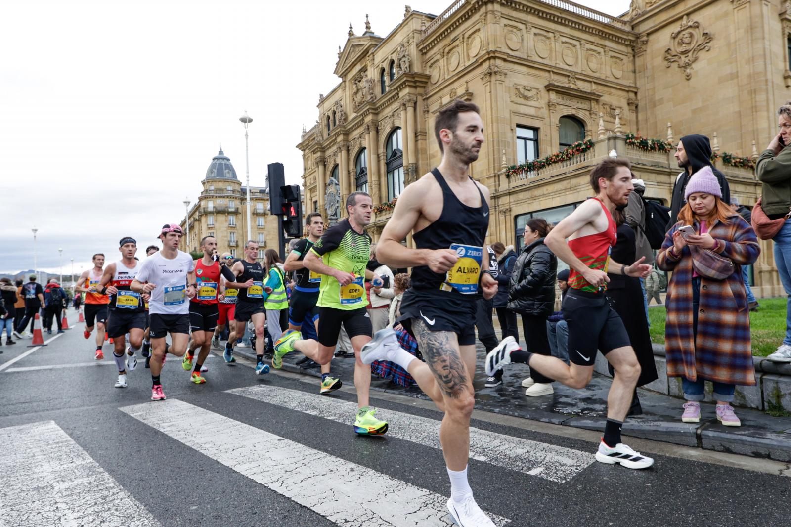 Los 42 kilómetros de la Zurich Maratón, en imágenes