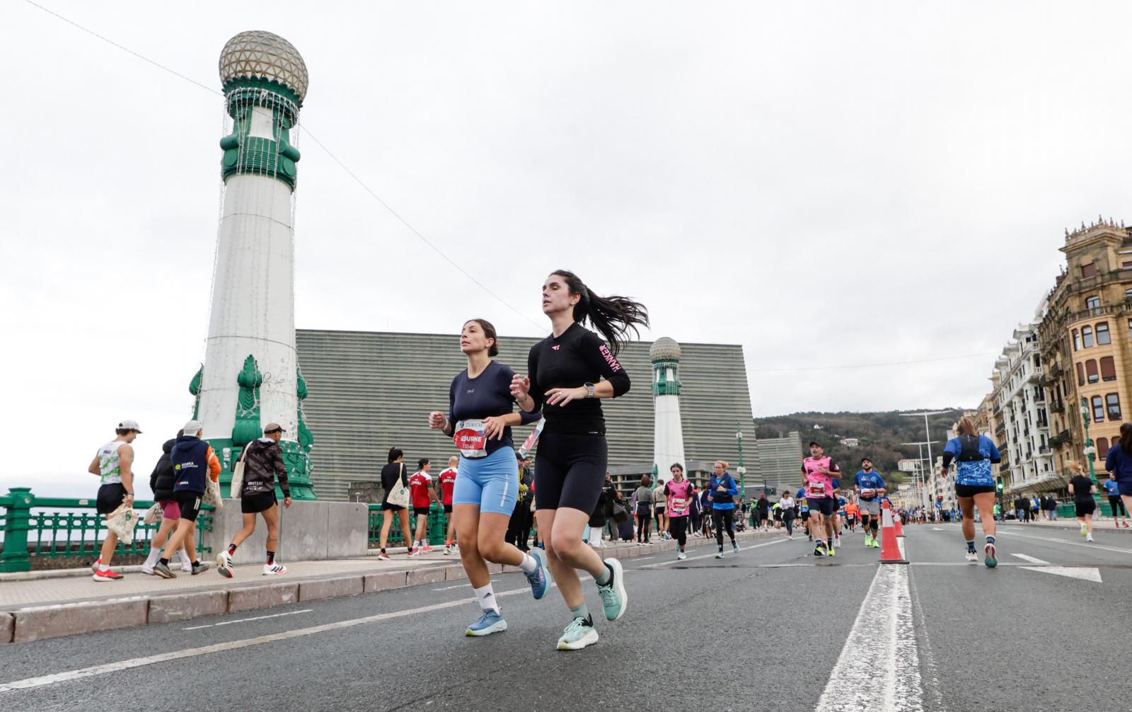 Los 42 kilómetros de la Zurich Maratón, en imágenes