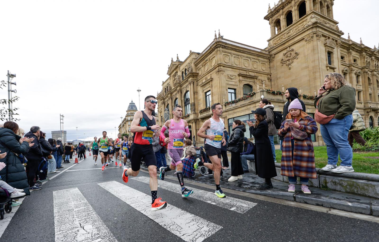 Los 42 kilómetros de la Zurich Maratón, en imágenes