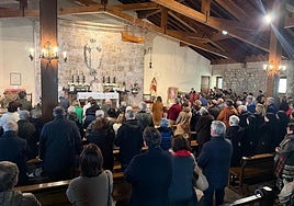 Los fieles llenaron la capilla bajo el Sagrado Corazón de Urgull para asistir a la eucaristía presidida por Prado.