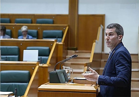 Arkaitz Rodriguez, en una imagen de archivo durante una intervención en el Parlamento Vasco.