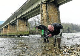 Dos biólogos de Ekolur y URA examinan el Oria en Aginaga, en la prospección hecha el pasado enero.