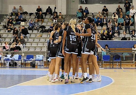 La plantilla del IDK hace una piña antes de un partido.