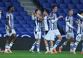 Balda (3) recibe la felicitación de Astiazaran y el resto de realistas por su gol.