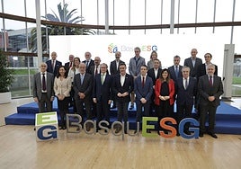El consejero de Industria del Gobierno Vasco, Mikel Jauregi, junto a los representantes de las grandes empresas tractoras y entidades financieras unidas a la iniciativa presentada en San Sebastián.