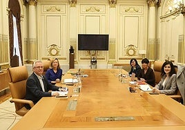 Reunión del gobierno foral, con Mendoza en el centro, y EH Bildu, a la derecha, con Iriarte como portavoz.