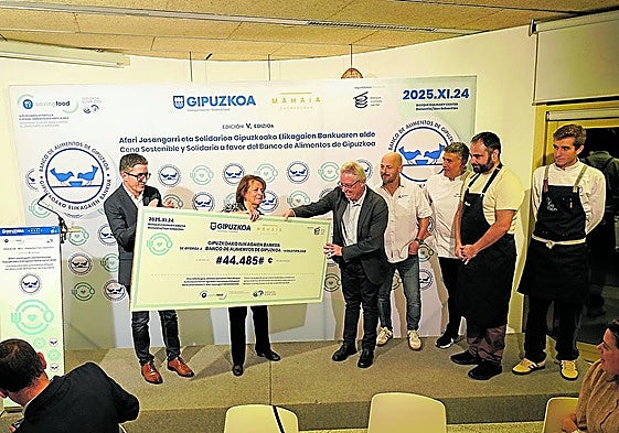 Aizega y Asensio entregan a responsables del Banco de Alimentos el cheque con lo recaudado.