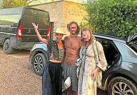 Flor Bollini, junto a dos de los invitados, en la villa de Ibiza donde falleció en una sauna durante una fiesta organizada por un millonario sueco.