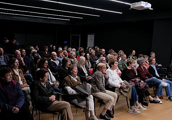 Participantes en el encuentro con Arantxa Urretabizkaia dentro del festival Literaktum.