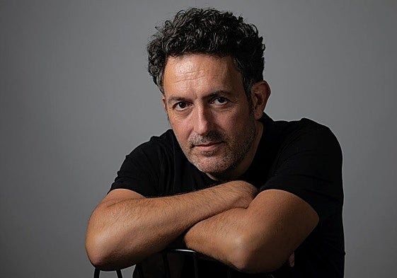 El escritor Mikel Santiago.