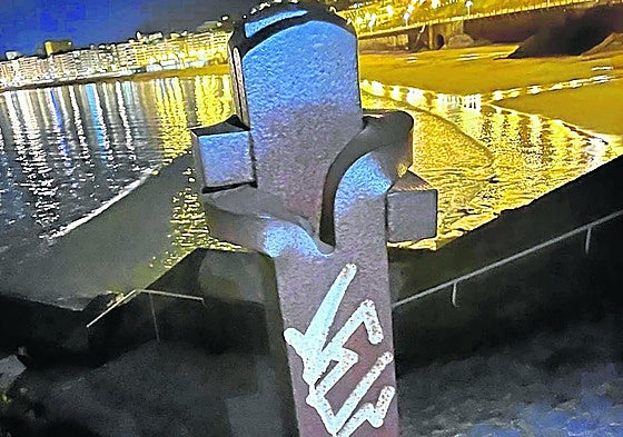 Denuncia Jesús D. R.: «El patrimonio de la ciudad es propiedad de todos, donostiarras y foráneos, y el Ayuntamiento como depositario debe velar por él. La falta de control con las pintadas que proliferan en demasiados lugares de nuestra ciudad y en este caso concreto la falta de mantenimiento, no es admisible».