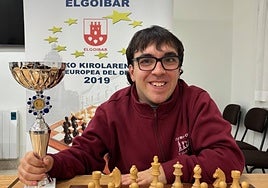 Markel Kerexeta con el trofeo de campeón de Segunda.