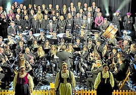 Precioso momento protagonizado por músicos, coralistas y dantzaris el sábado, en el escenario de Urbeltz.