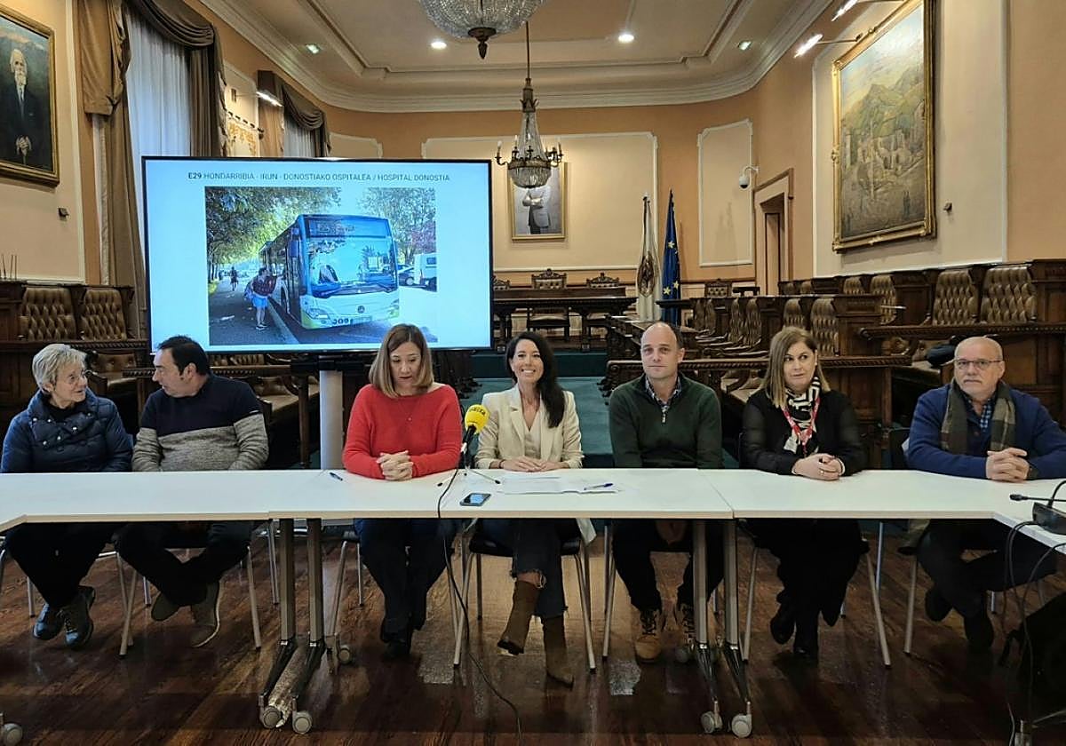 Autoridades y representantes de diferentes colectivos este lunes en la sala capitular del consistorio.