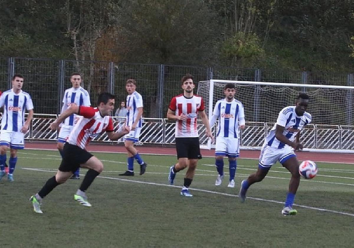 Un lance del último derbi comarcal disputado entre el 'Haundi' y el Mutriku, en Mintxeta.