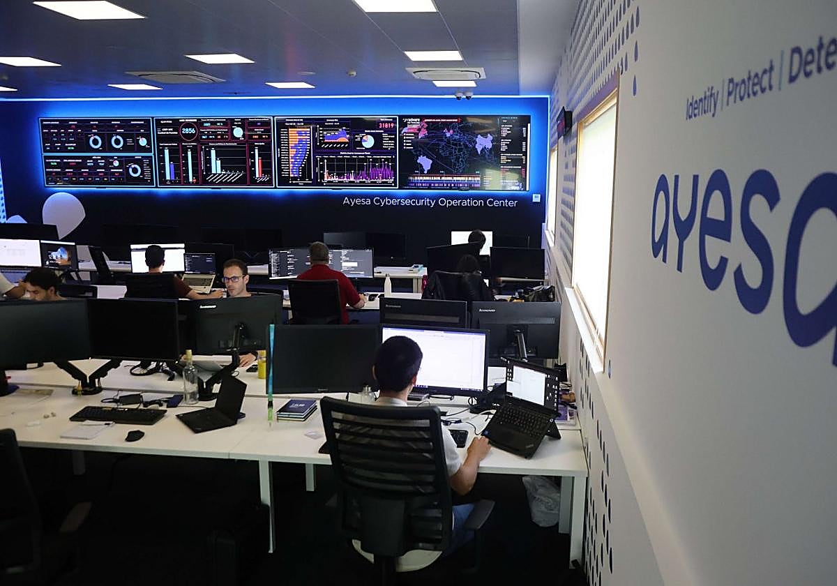 Interior del centro de operaciones de ciberseguridad de Ayesa, en San Sebastián.