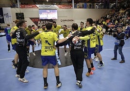 Los jugadores del Irudek Bidasoa Irun celebran la victoria y el pase a la Main Round de la European League.