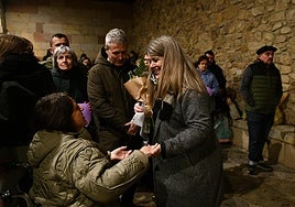 Olatz Telleria recibe el saludo cariñoso de una vecina durante el acto de apoyo que ha recibido en Zegama.