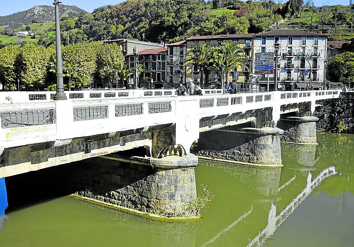 Vista parcial del actual Puente Nuevo, que será sustituido y los tolosarras podrán votar entre las alternativas planteadas.