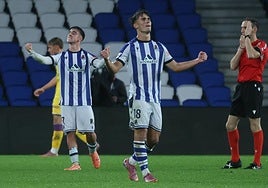 Carrera y Astiazaran celebran cerrando los puños el triunfo ante el Valladolid