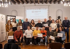 Foto de familia de los nuevos establecimientos del territorio distinguidos con el sello 'Singular Dendak' ayer, lunes, en el Ayuntamiento de Ordizia.