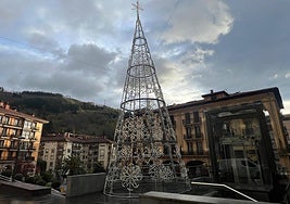 Hay ganas de verel imponenteárbol de GernikakoArbola encendido.
