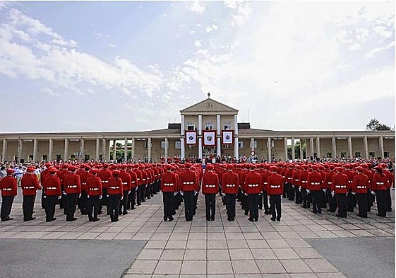 Imagen de una entrega de diplomas a nuevos ertzainas en la Academia de Arkaute.