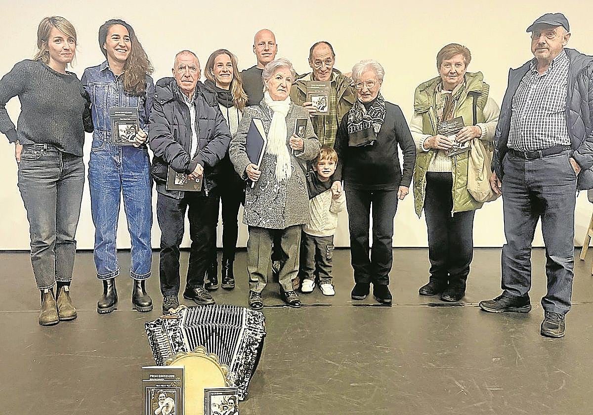 Familiares de Primi, entre ellos sus hijos Alazne, Pili y José Luis, junto a la autora del libro Itziar Ugarte, y pasacalles de Lizargarate trikitizaleak que celebró un festival en Santa Ana.