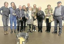 Familiares de Primi, entre ellos sus hijos Alazne, Pili y José Luis, junto a la autora del libro Itziar Ugarte, y pasacalles de Lizargarate trikitizaleak que celebró un festival en Santa Ana.