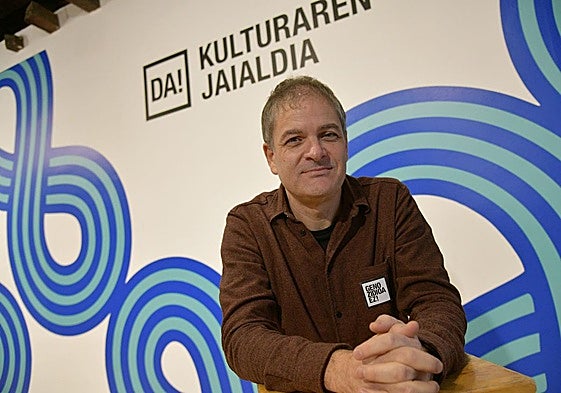 Beñat Gaztelurrutia, Gerediaga Elkarteko koordinatzailea, Durangoko museoan programazioa eta katalogoa aurkeztu ostean.