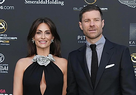 Nagore Aranburu y Xabi Alonso, en una imagen de archivo en los prestigiosos Globe Soccer Awards.